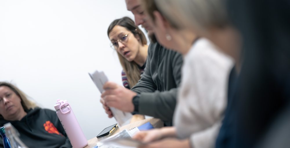 Patients et encadrants lors d’un atelier collectif au Centre Phenix Grenoble, travaillant ensemble sur le parcours de soins contre l’obésité