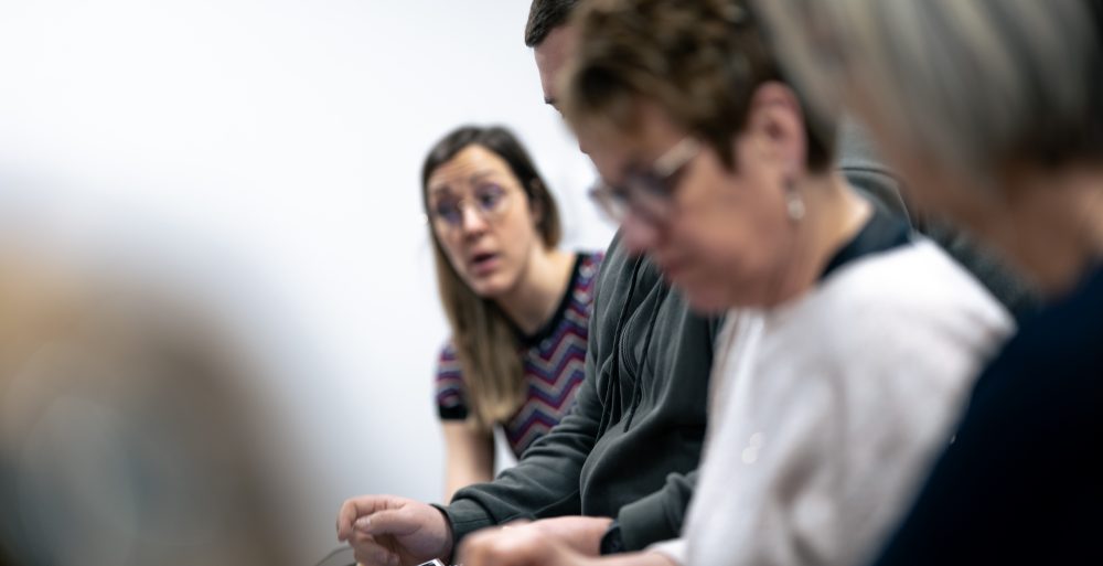 Patients et encadrants lors d’un atelier collectif au Centre Phenix Grenoble, travaillant ensemble sur le parcours de soins contre l’obésité.