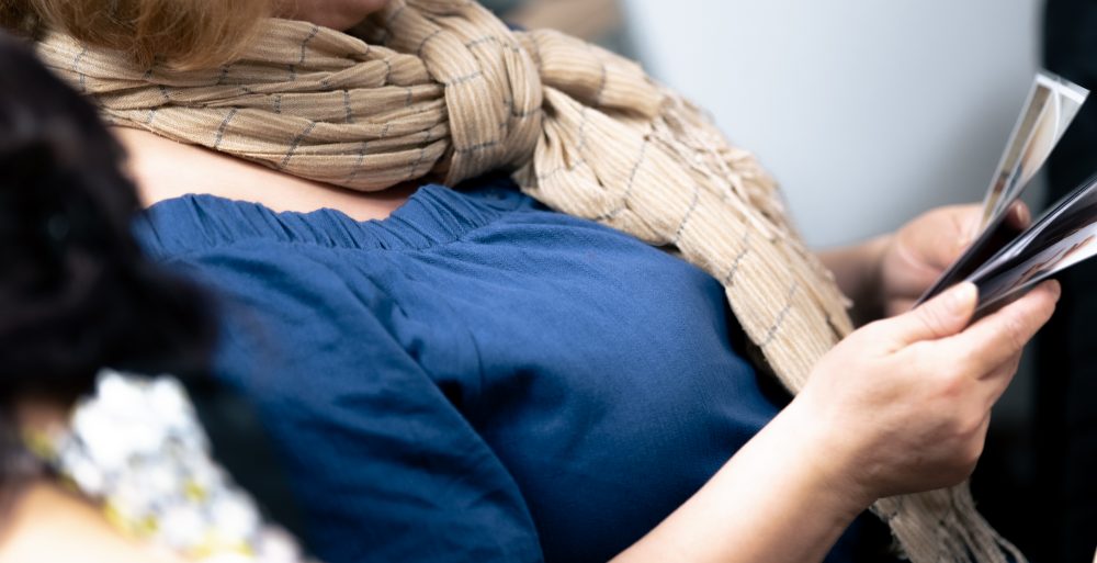 Patientes souriantes participant à une réunion collective au Centre Phenix Grenoble, dans le cadre du parcours pluridisciplinaire contre l’obésité.