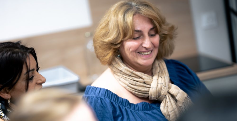 Patientes souriantes participant à une réunion collective au Centre Phenix Grenoble, dans le cadre du parcours pluridisciplinaire contre l’obésité