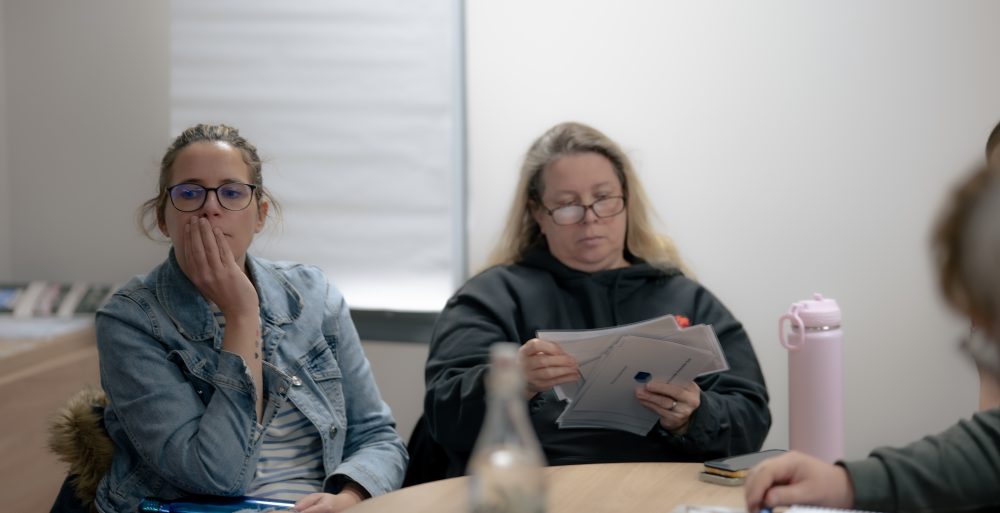 Deux patientes participant à une réunion collective au Centre Phenix Grenoble, suivant attentivement leur parcours de soins contre l’obésité