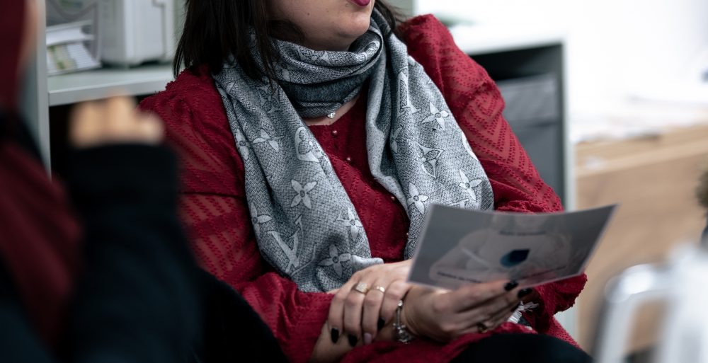 Patiente participant à un atelier collectif au Centre Phenix Grenoble, utilisant un support visuel lors de son parcours de soins contre l’obésité.