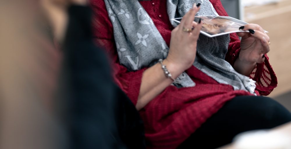 Patiente participant à un atelier collectif au Centre Phenix Grenoble, utilisant un support visuel lors de son parcours de soins contre l’obésité.