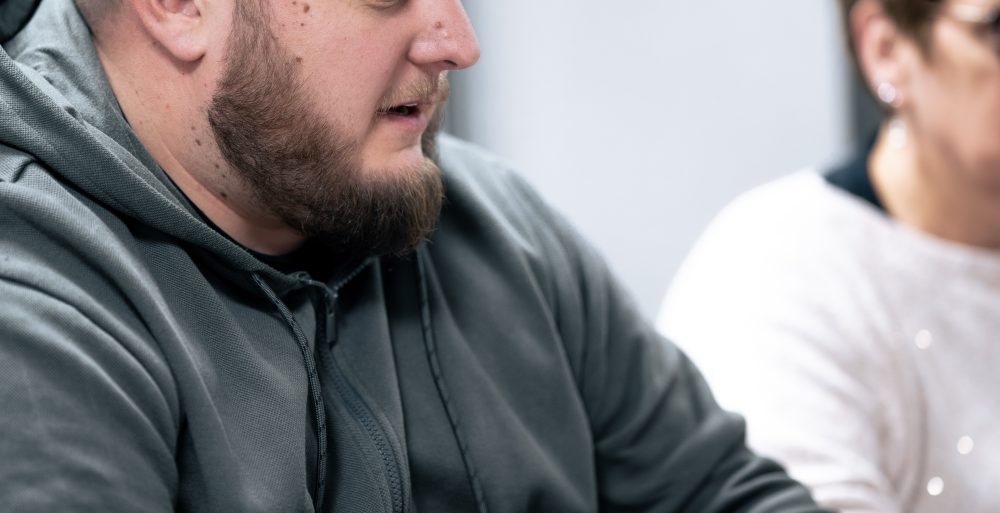 Patient participant à un atelier collectif au Centre Phenix Grenoble, impliqué dans le parcours pluridisciplinaire de prise en charge de l’obésité