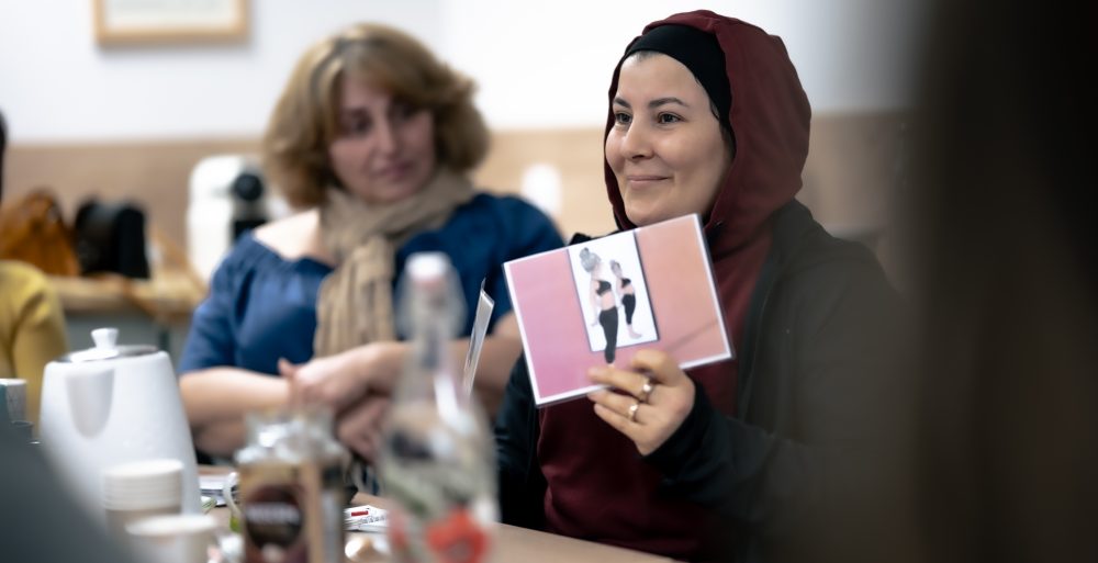 Patiente participant à un atelier collectif au Centre Phenix Grenoble, tenant une brochure lors d’un échange sur le parcours de soins contre l’obésité