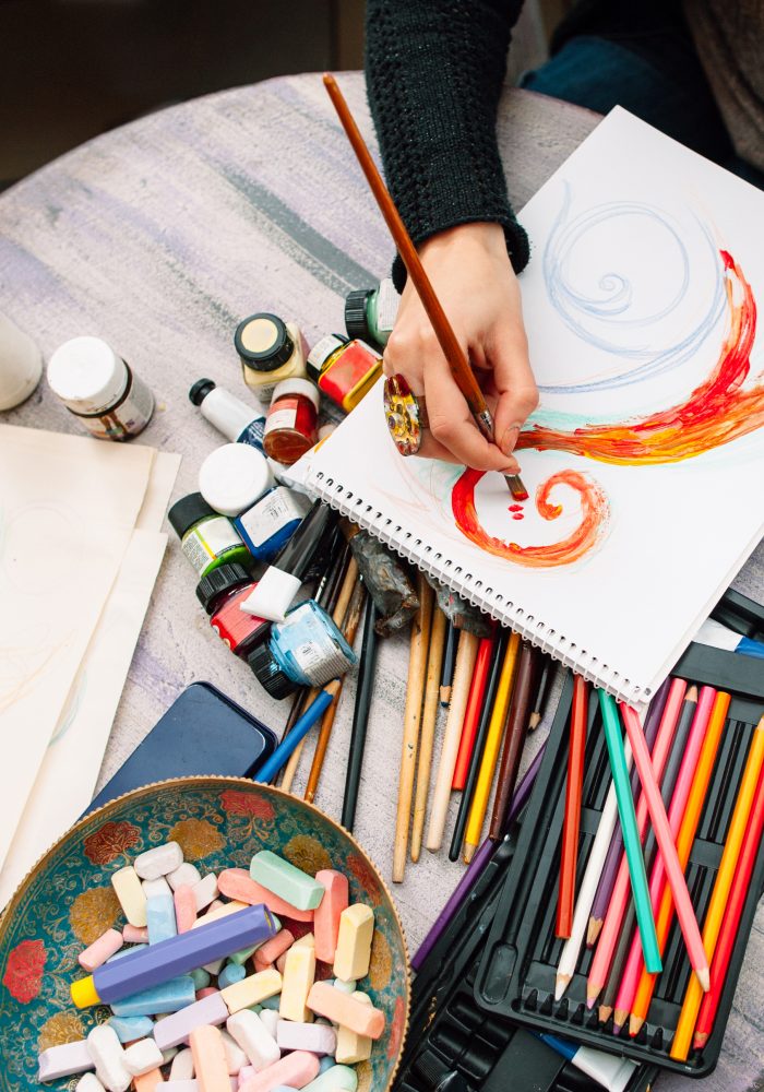 Atelier d’art-thérapie : une personne peint et dessine lors d’un exercice créatif.